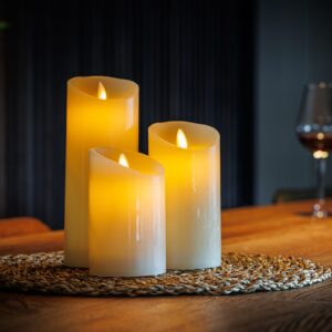 Led kaarsen op een onderzetter met een fles wijn en een wijnglas