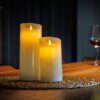 Led waxkaars set 3 sfeer dorsetto scaled. op een onderzetter met een wijnfles en wijnglas