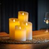 Oplaadbare led wax kaarsen set van 4 op een onderzetter met wijnfles en wijnglas