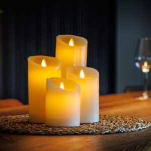 Oplaadbare led wax kaarsen set van 4 op een onderzetter met wijnfles en wijnglas