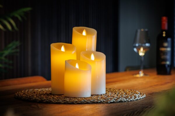 Oplaadbare led wax kaarsen set van 4 op een onderzetter met wijnfles en wijnglas