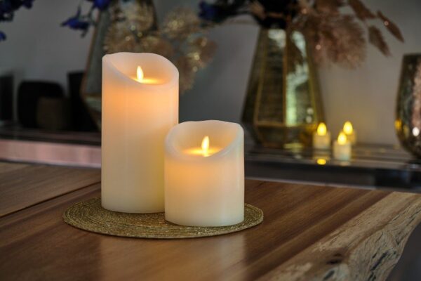 2 led kaarsen van dorsetto op goud kleurige onderzetter