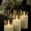 DORSETTO oplaadbare led kaarsen set. Zachte witte uitstraling in glas. Op tafel met dienblad en takjes.