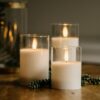 DORSETTO oplaadbare led kaarsen set. Zacht witte uitstraling in glas. Met takje op tafel. Brandtijd 105 uur.
